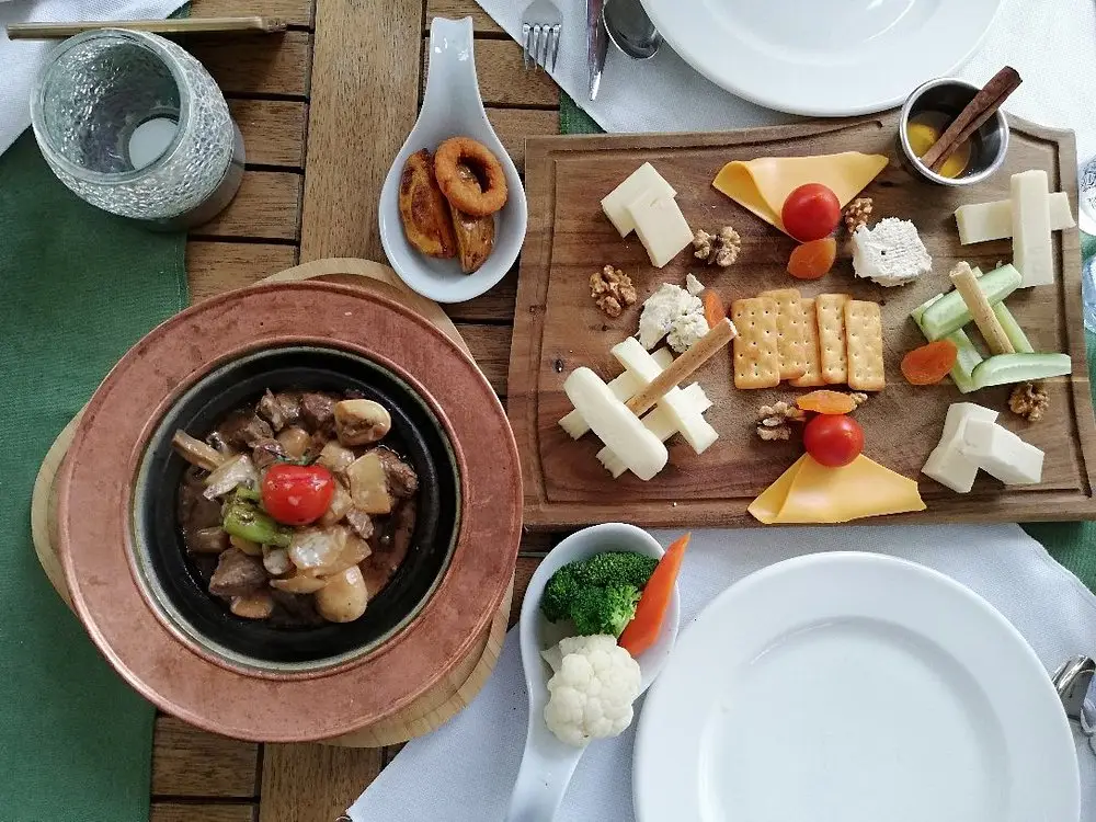 Тут вкусно кормят